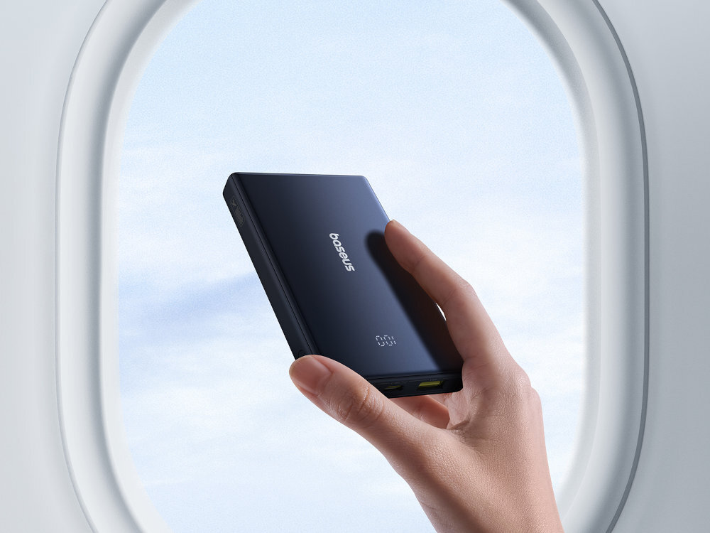 BASEUS PicoGo 10000 mAh 20 W na tle okno samolotowego, przykład zabrania urządzenia w podróż