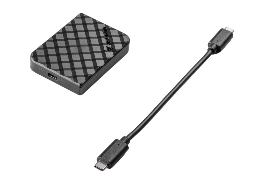 Na obrazie widoczny jest przenośny dysk SSD z wzorem w kratkę oraz logo \'Verbatim\'. Obok znajduje się czarny kabel z dwoma złączami USB-C.