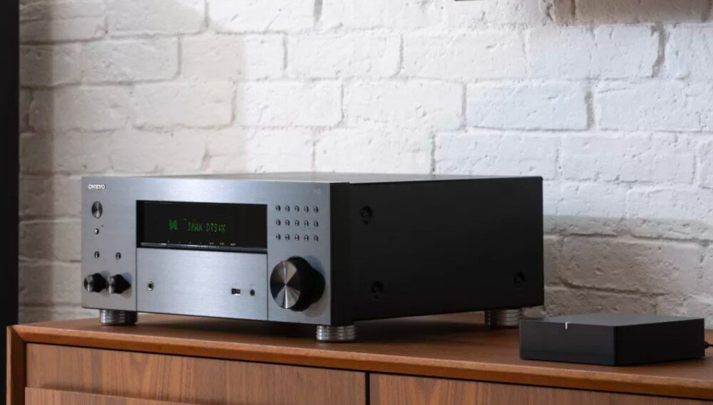 Amplituner ONKYO TX-RZ30 - Potężne brzmienie i szerokie pasmo przenoszenia, apmlituner stojący na komodzie