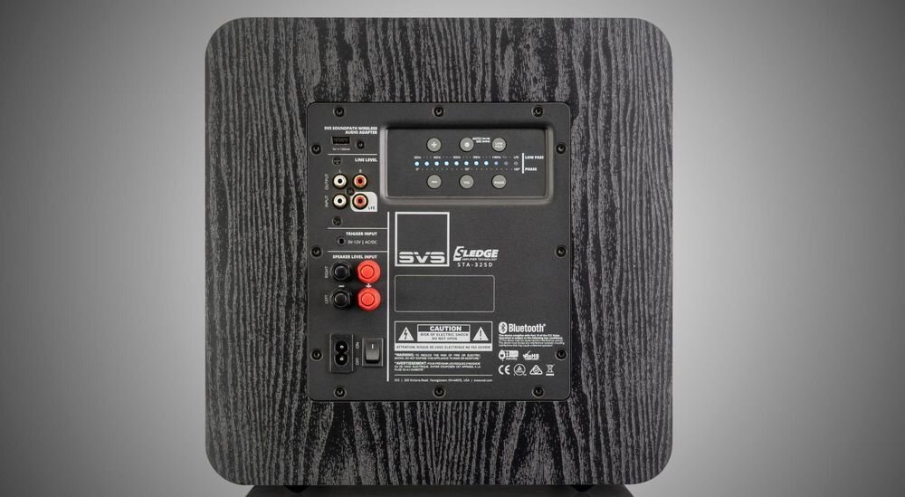 SVS SB-1000 PRO wymiary 33x34.2x37.5 cm 11.9 kg pasmo 20-275 Hz kompaktowy subwoofer HiFi, subwoofer od tyłu na ciemnym tle