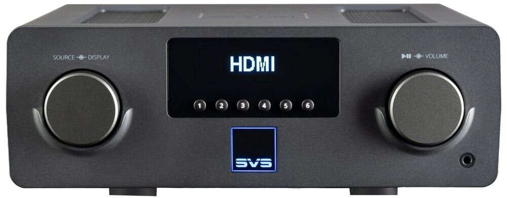 Czarny wzmacniacz z dwoma pokrętłami i wyświetlaczem pokazującym \'HDMI\'. Na dole widoczne jest logo \'SVS\'.