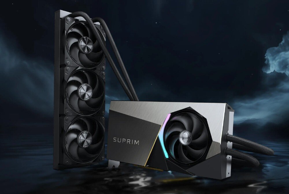 Karta graficzna MSI GeForce RTX 5090 Suprim Liquid SOC 32GB Karta graficzna z chłodzeniem cieczą, na pierwszym planie blok wodny z wentylatorem, w tle chłodnica z trzema wentylatorami na ciemnym tle, opis