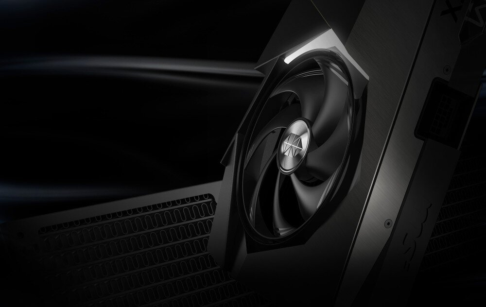 Karta graficzna MSI GeForce RTX 5090 Suprim Liquid SOC 32GB Zbliżenie na wentylator zamontowany na obudowie karty graficznej, z widoczną częścią radiatora w tle na ciemnym tle, chłodzenie, pompa, radiator