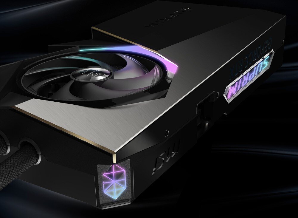 Karta graficzna MSI GeForce RTX 5090 Suprim Liquid SOC 32GB Zbliżenie na kartę graficzną z podświetlanym logo i wentylatorem, z widocznym fragmentem podłączonych przewodów, wygląd, styl, podświetlenie