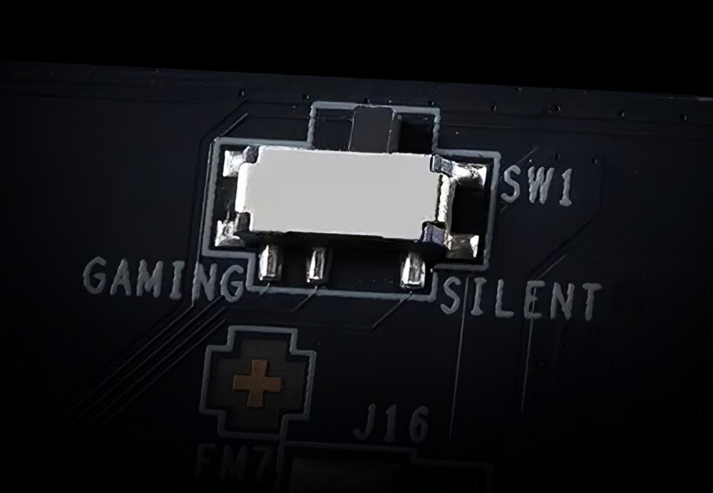 Karta graficzna MSI GeForce RTX 5090 Suprim Liquid SOC 32GB Zbliżenie na przełącznik na płytce drukowanej, z oznaczeniami trybów gaming i silent, Dual BIOS, tryby