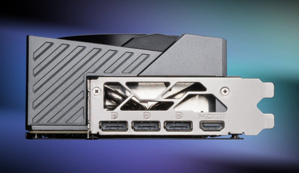 Karta graficzna MSI GeForce RTX 5090 Gaming Trio OC 32GB Panel wyjść w karcie MSI GeForce RTX 5090 Gaming Trio OC, zawierający trzy złącza DisplayPort 2.1b i jedno HDMI 2.1b