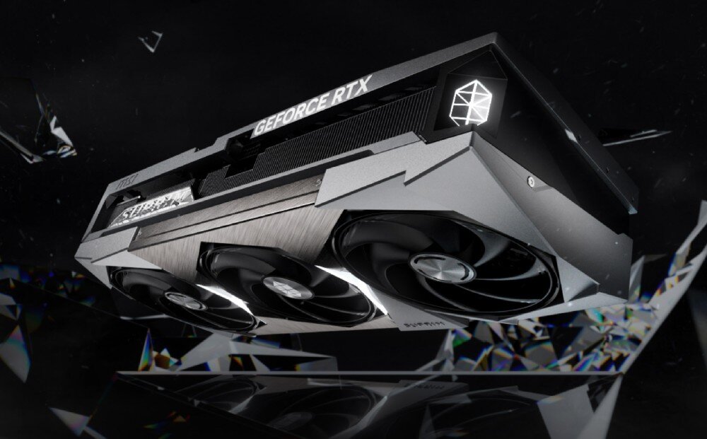 Karta graficzna MSI GeForce RTX 5090 Suprim SOC 32GB Ujęcie karty graficznej od spodu, ukazujące podświetlone logo oraz górną część obudowy z napisem GeForce RTX. Karta jest zawieszona w przestrzeni na tle ciemnych, geometrycznych kształtów, cechy, wygląd, styl