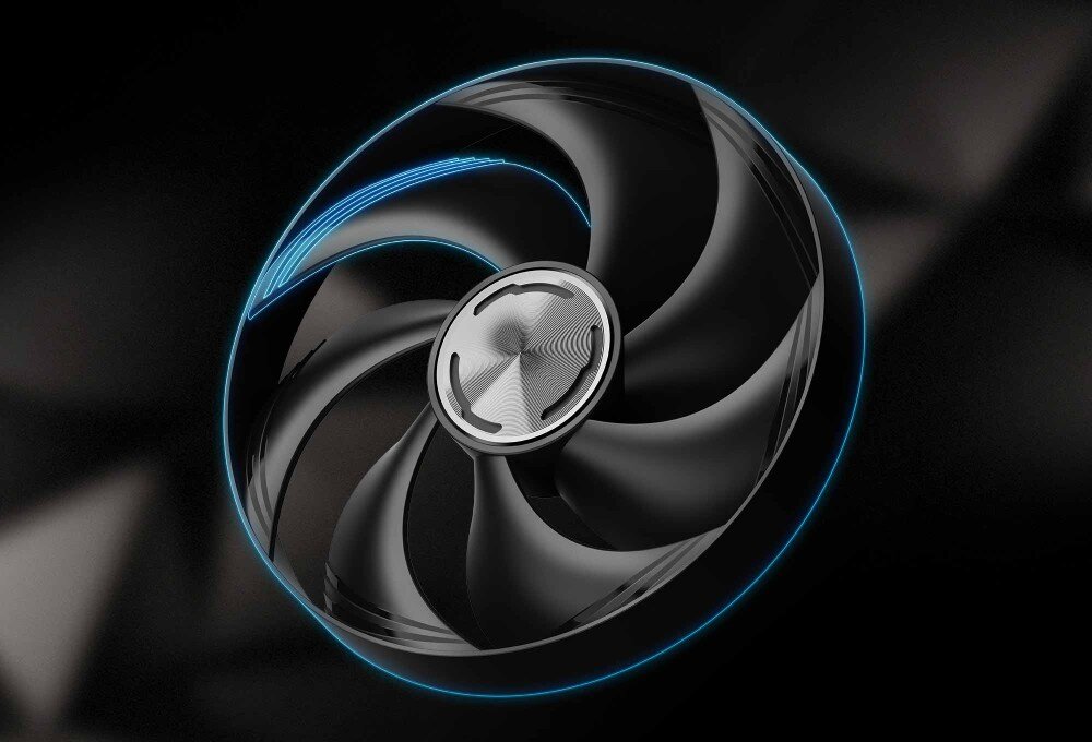 Karta graficzna MSI GeForce RTX 5090 Suprim SOC 32GB Zbliżenie na pojedynczy wentylator karty graficznej, pokazujące szczegółowo jego łopatki i centralny element z geometrycznym wzorem, łopatki, przepływ powietrza, łożyska