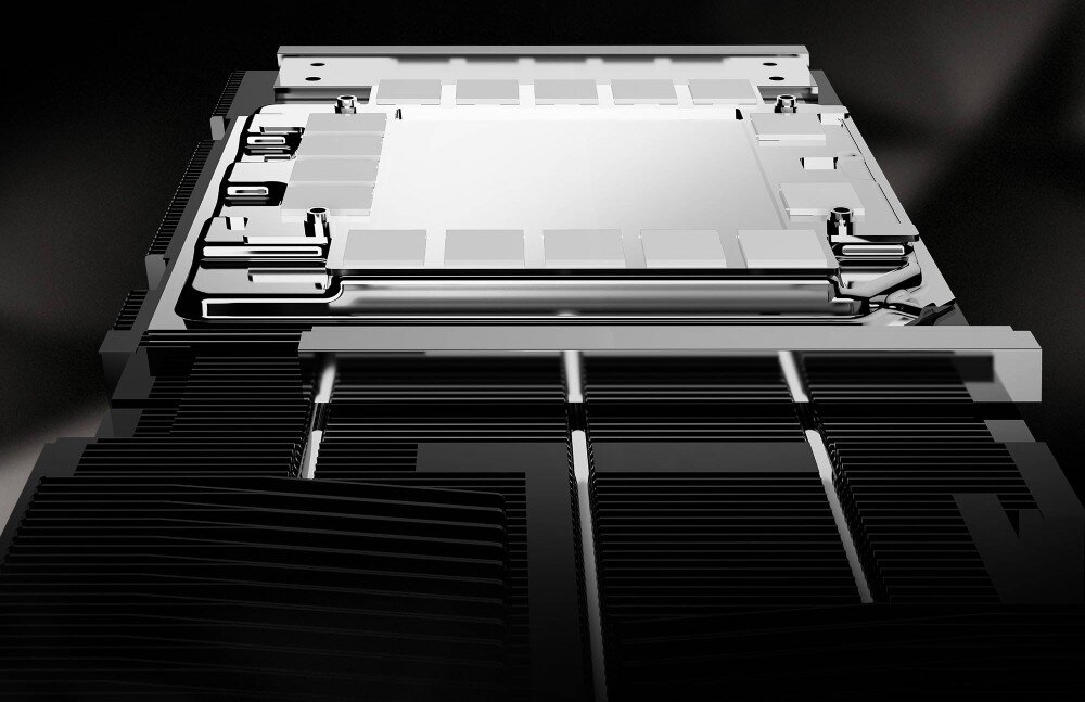 Karta graficzna MSI GeForce RTX 5090 Suprim SOC 32GB Makrofotografia elementu chłodzenia karty graficznej. Widać metalowy blok z gęstym układem kanalików i rurką cieplną biegnącą przez środek, komora parowa, ciepłowody