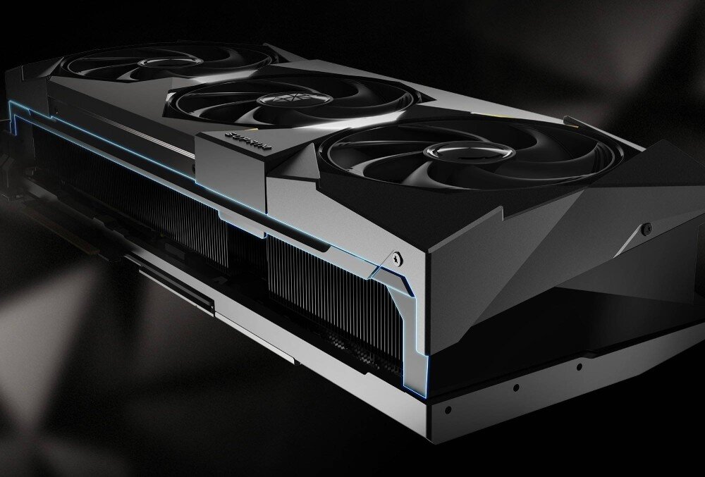 Karta graficzna MSI GeForce RTX 5090 Suprim SOC 32GB Perspektywa boczna karty graficznej. Podświetlenie LED obrysowuje krawędzie obudowy, a wnętrze chłodzenia widać przez otwarte przestrzenie pomiędzy elementami konstrukcji, konstrukcja, wykonanie