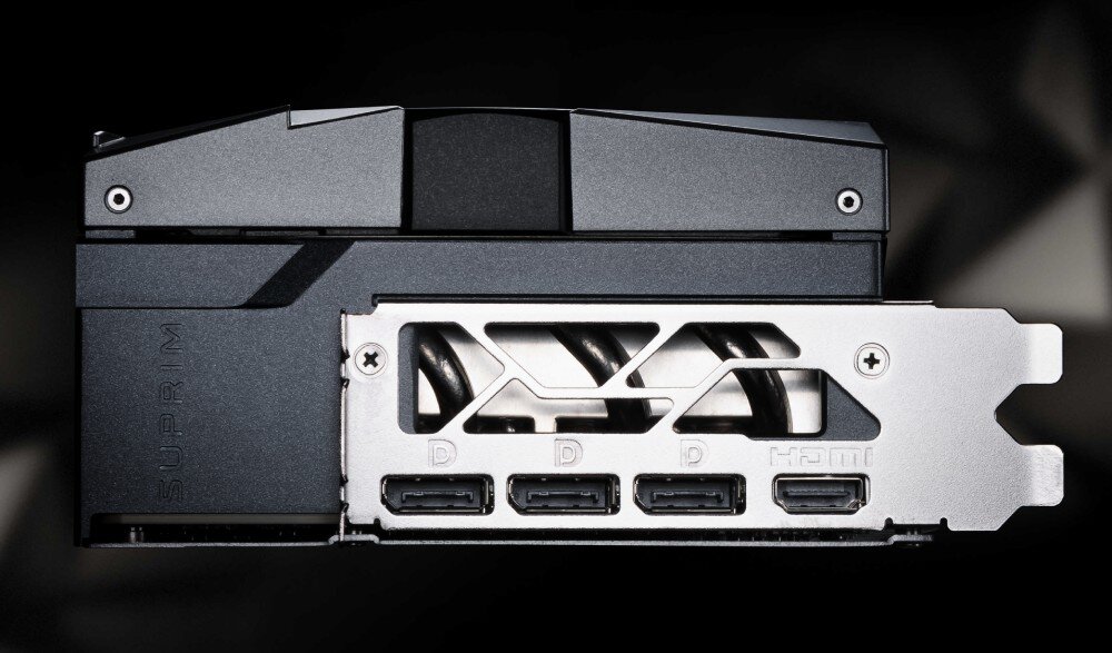 Karta graficzna MSI GeForce RTX 5090 Suprim SOC 32GB Zbliżenie na panel z portami karty graficznej. Widać trzy wyjścia DisplayPort i jedno HDMI, a nad nimi elementy metalowej konstrukcji, porty, gniazda, podłączenie