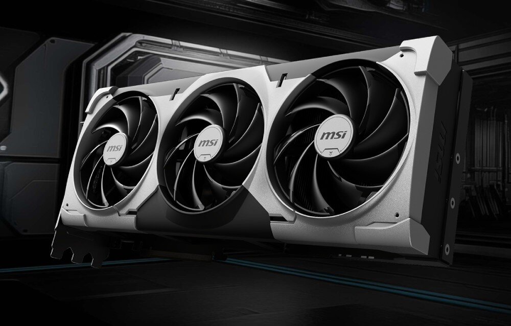 Karta graficzna MSI GeForce RTX 5090 Ventus 3X OC 32GB Karta graficzna z trzema dużymi wentylatorami w obudowie o stonowanym wyglądzie, widok z przodu i lekko z boku na ciemnym tle z futurystycznymi detalami, opis