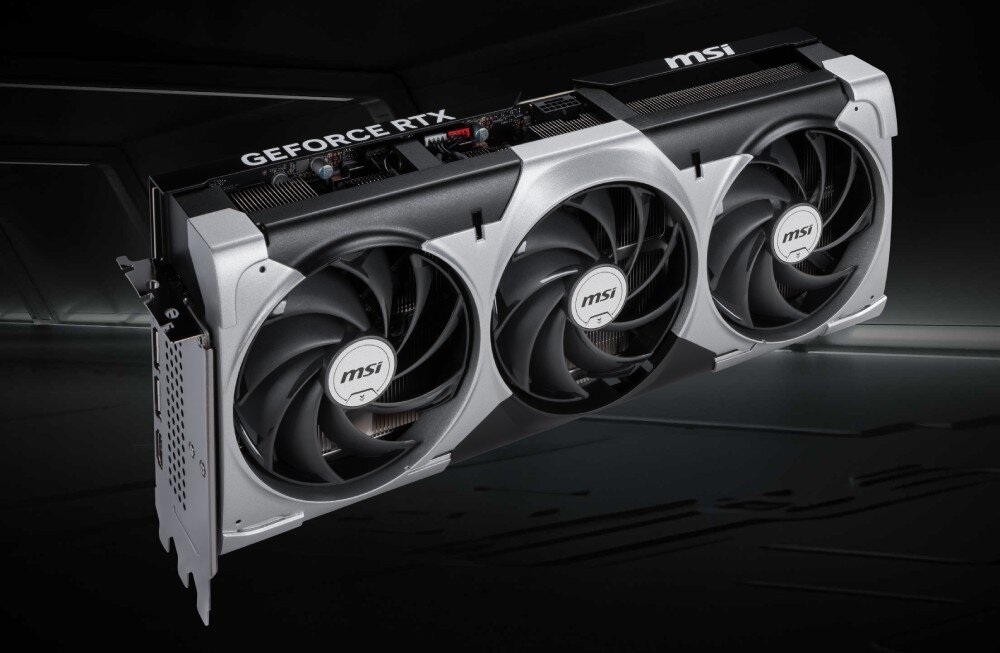 Karta graficzna MSI GeForce RTX 5090 Ventus 3X OC 32GB Karta graficzna pokazana pod kątem, z widocznymi trzema wentylatorami i odsłoniętą częścią radiatora oraz napisem GeForce RTX na górnej krawędzi, architektura, wydajność, układ graficzny