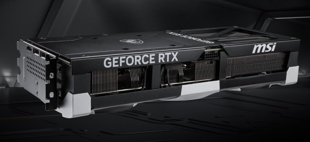 Karta graficzna MSI GeForce RTX 5090 Ventus 3X OC 32GB Tylny widok karty graficznej, skupiony na metalowej konstrukcji z napisem GeForce RTX i logo producenta, z wyraźnie widocznym systemem chłodzenia, pamięć VRAM, technologie