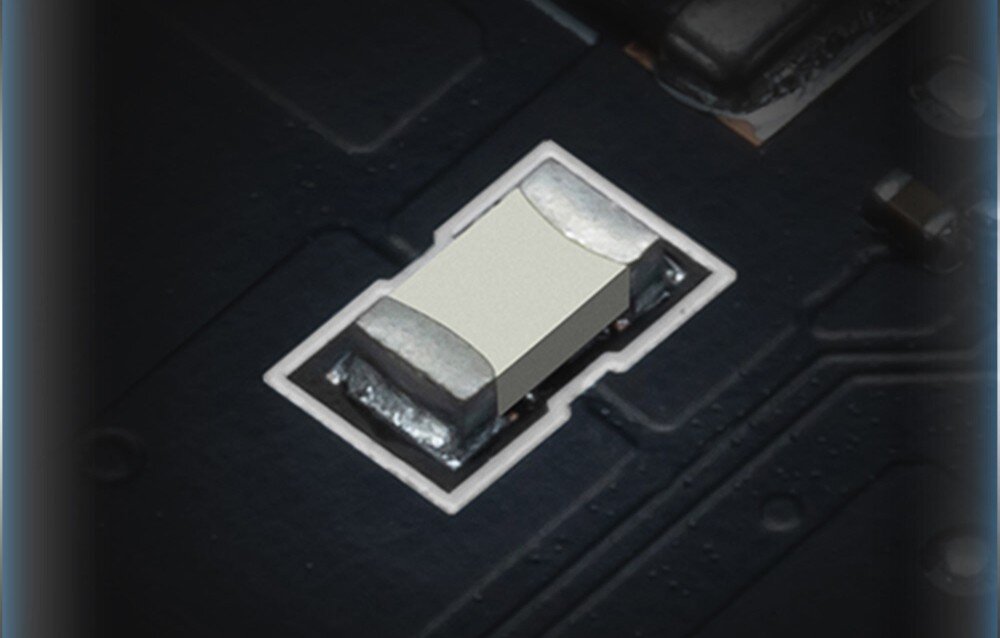 Karta graficzna MSI GeForce RTX 5090 Ventus 3X OC 32GB Zbliżenie na jeden z elementów elektronicznych karty graficznej, pokazujące detal lutowanego bezpiecznika na płytce drukowanej, konstrukcja, trwałość, metalowy backplate, bezpieczniki