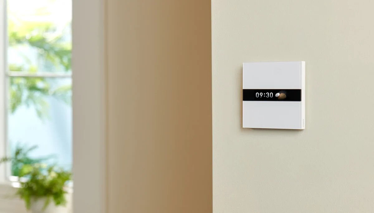 Przełącznik ścienny AQARA Display Switch V1 WS-K02D Zigbee/Bluetooth, dom, sterowanie, Przełącznik zamontowany do ściany, w tle pokój dzienny