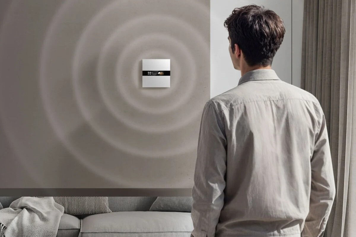 Przełącznik ścienny AQARA Display Switch V1 WS-K02D Zigbee/Bluetooth, zbliżanie, czujnik, przełącznik, Osoba zbliża się do sterownika, sterownik uaktywnia się po zbliżeniu osoby