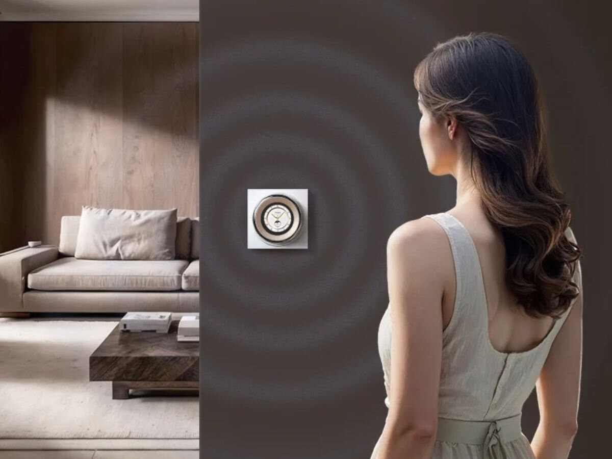 Inteligentny sterownik AQARA Touchscreen Dial V1 EU DS-K01D, aktywacja, zbliżenie, zużycie energii, Kobieta zbliża się do sterownika zamontowanego do ściany, sterownik aktywuje się