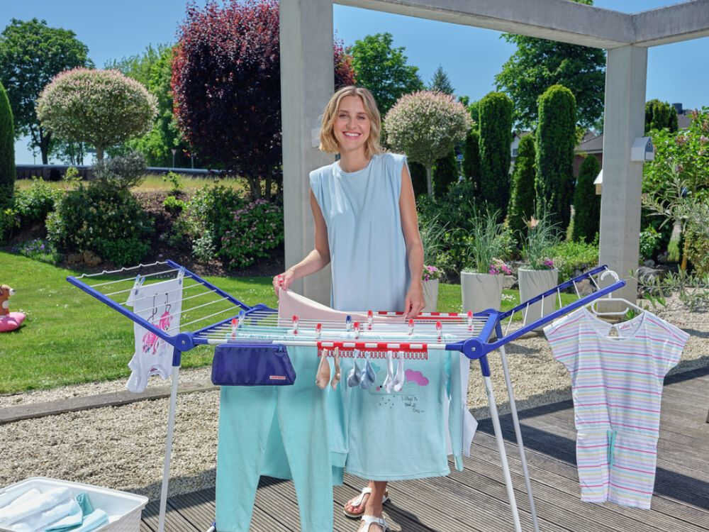 Suszarka na pranie LEIFHEIT Pegasus 200 Praktyczne dodatki uchwyty na drobną garderobę pięć odpornych na wiatr wieszaków torba na spinacze specjalnie wyprofilowany drążek na wieszaki