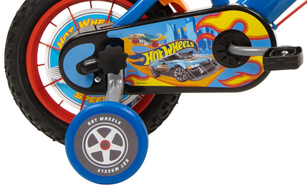 Rower dziecięcy TOIMSA Hot Wheels 12 cali dla chłopca zbliżenie na kółka boczne i osłonę łańcucha zdjęcie na białym tle boczne kółka asekurują dziecko w początkowej fazie nauki boczne kółka można łatwo usunąć osłona łańcucha grafika z samochodami Hot Wheels i płomieniami zabezpiecza łańcuch przed brudem