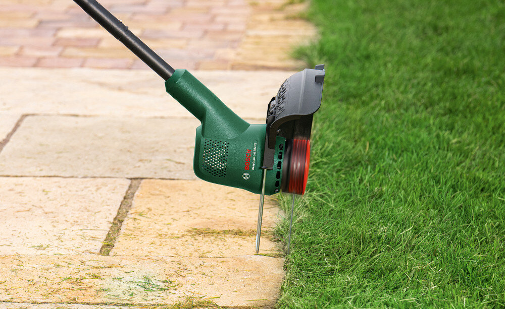 Podkaszarka akumulatorowa BOSCH EasyGrassCut 18V-230 0.600.8C1.A06 ogród chodnik trawnik zbliżenie na głowicę tnącą do pielęgnacji trawnika w trudno dostępnych miejscach do pracy wzdłuż ogrodzeń rabat czy ścieżek schludny wygląd ogrodu