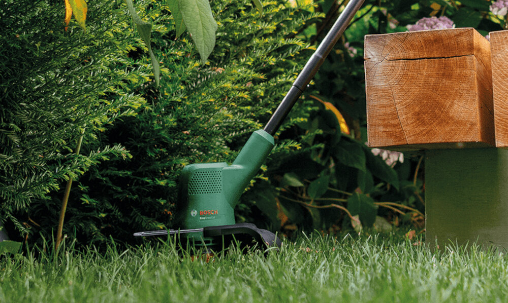 Podkaszarka akumulatorowa BOSCH EasyGrassCut 18V-230 0.600.8C1.A06 ogród krzewy zbliżenie na kabłąk dystansowy praktyczny kabłąk dystansowy ochrona roślin przed uszkodzeniem bezpieczne koszenie estetyczny wygląd bez konieczności dodatkowego zabezpieczania