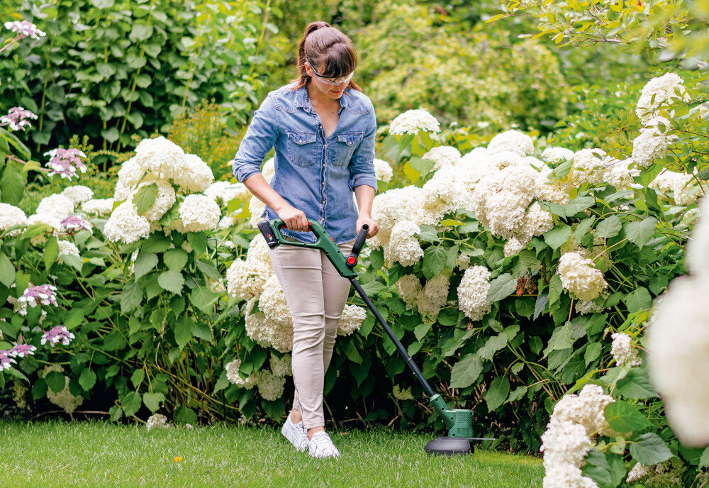 Podkaszarka akumulatorowa BOSCH EasyGrassCut 18V-230 0.600.8C1.A06 ogród krzewy osoba podcina trawę wzdłuż rabaty kwiatowej dodatkowy uchwyt regulacja za pomocą jednego przycisku w zakresie 180° dopasowanie pozycji do własnych preferencji komfort pracy odciąża nadgarstki odpowiednia kontrola nad narzędziem
