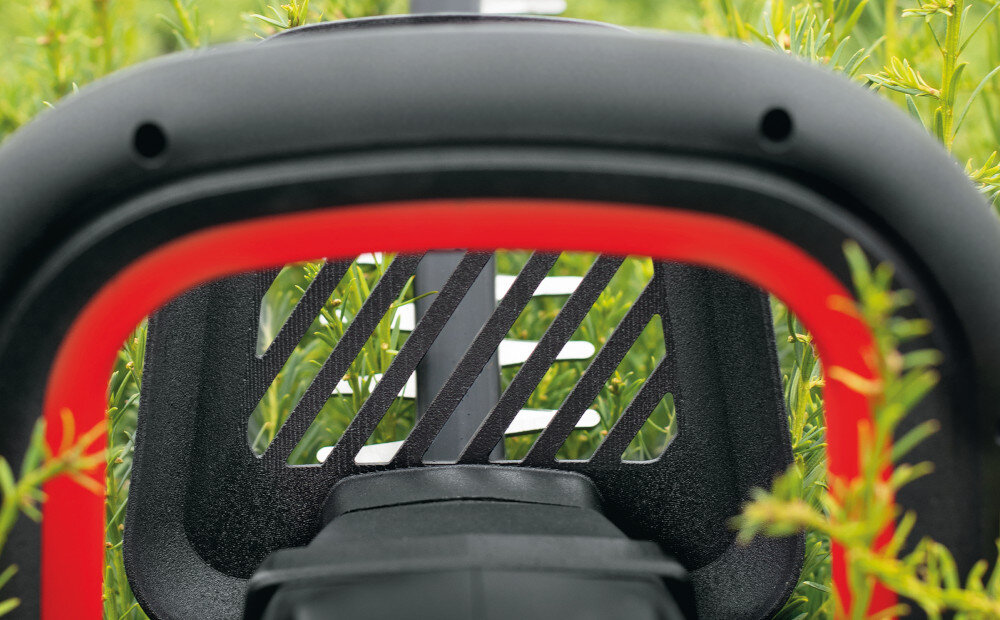 Nożyce do żywopłotu BOSCH AdvancedHedgeCut 70 0.600.8C0.905 zbliżenie na uchwyt lekka i ergonomicznie zaprojektowana konstrukcja miękka powłoka antypoślizgowa komfortowy włącznik ułatwia precyzyjne prowadzenie narzędzia zmniejsza zmęczenie dłoni stabilny chwyt