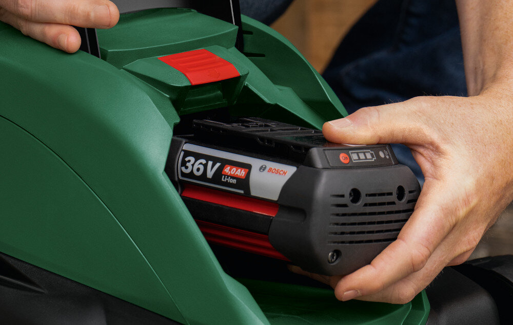 Kosiarka akumulatorowa BOSCH AdvancedRotak 0.600.8B9.G03 osoba umieszcza akumulator w kosiarce zasilana akumulatorem z uniwersalnej serii Bosch Power For All 36 V niezależność od źródła zasilania praca w dowolnym miejscu w zestawie jeden akumulator 36 V o pojemności 6,0 Ah i ładowarka