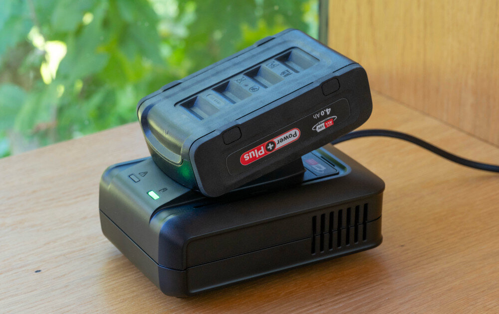 Kosiarka akumulatorowa BOSCH CityMower 18V-32-300 06008B9A0A akumulator umieszczony na ładowarce drewniany blat zasilana akumulatorem z uniwersalnej serii Bosch Power For All 18 V niezależność od źródła zasilania praca w dowolnym miejscu w zestawie jeden akumulator 18 V o pojemności 5,0 Ah i ładowarka