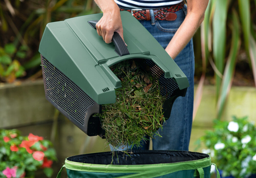 Kosiarka akumulatorowa BOSCH CityMower 18V-32-300 06008B9A0A ogród osoba wyrzuca ściętą trawę z kosza 31-litrowy kosz minimalizuje konieczność częstego opróżniania z wysokiej jakości tworzywa sztucznego odporne na promieniowanie UV i uszkodzenia mechaniczne zintegrowany uchwyt