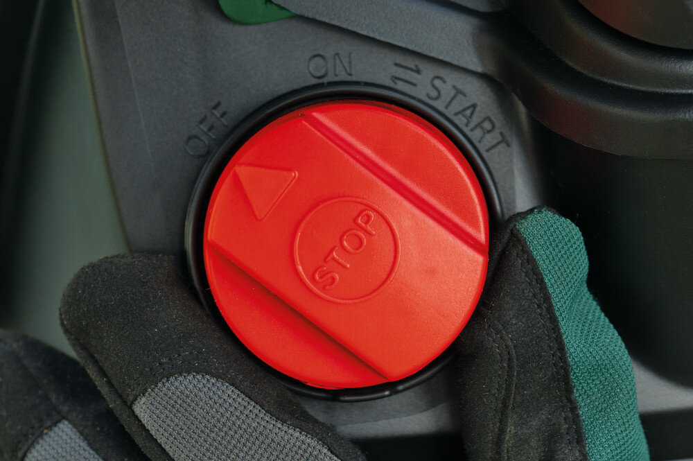 Rozdrabniacz do gałęzi BOSCH AXT Rapid 2000 elektryczny + torba na odpady zbliżenie na pokrętło do regulacji prędkości system automatycznej kontroli prędkości obrotowej OptiCut ciągłość rozdrabniania mechanizm dopasowuje obroty do twardości i objętości gałęzi