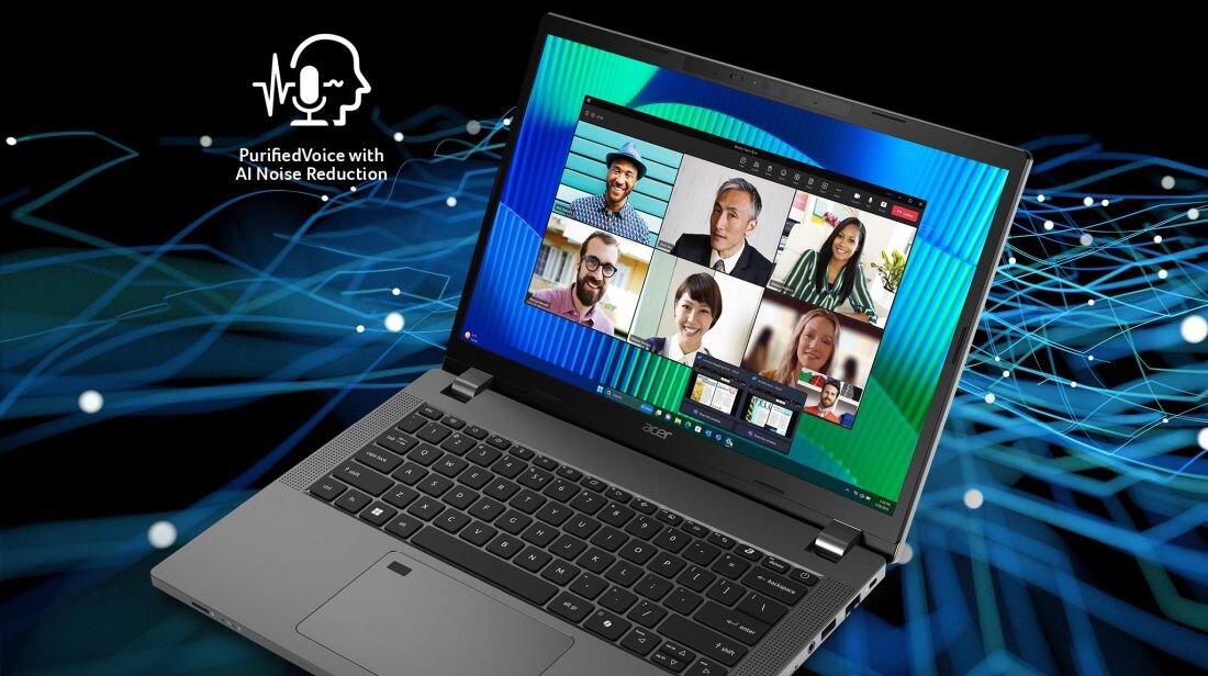 Laptop ACER TravelMate P2 z wyświetloną fotografią grupy ludzi na ekranie. - ACER PurifiedView i ACER PurifiedVoice 
