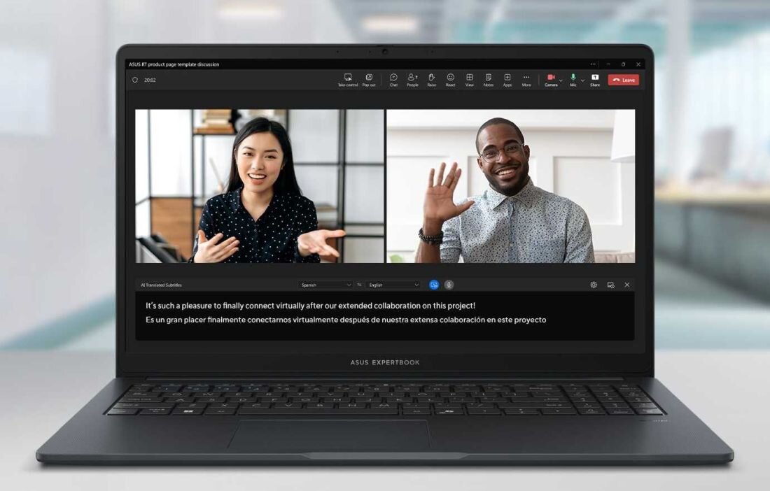 ASUS ExpertBook B1 podczas wideokonferencji z dwoma uczestnikami i funkcją AI tłumaczenia napisów w czasie rzeczywistym z angielskiego na hiszpański - automatyczne tłumaczenia napisów podczas konferencji