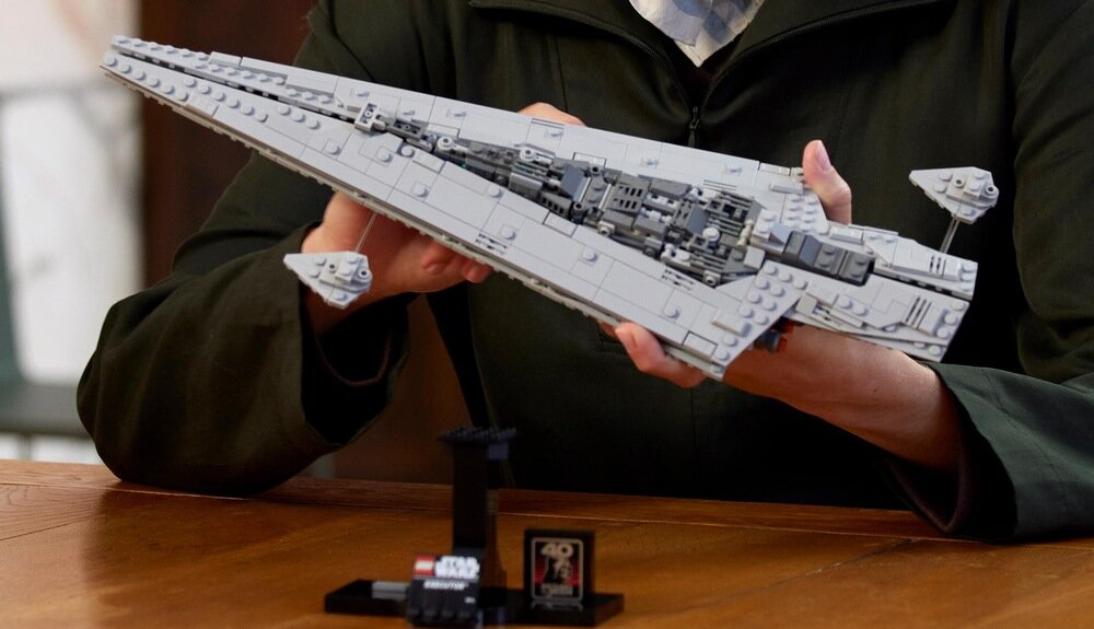 LEGO 75356 Star Wars Gwiezdny superniszczyciel typu Executor na stole