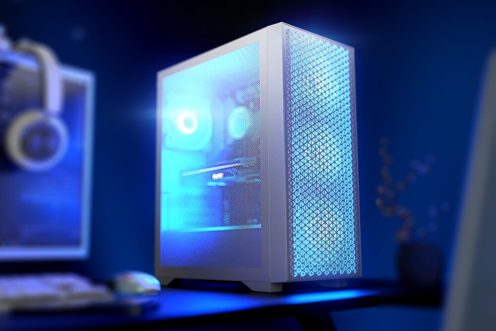 Obudowa LOGIC Dart Pro ARGB Midi Obudowa komputera z podświetlanymi wentylatorami w ciemnym pomieszczeniu. W tle znajduje się biurko z monitorem oraz niebieskie oświetlenie LED, opis