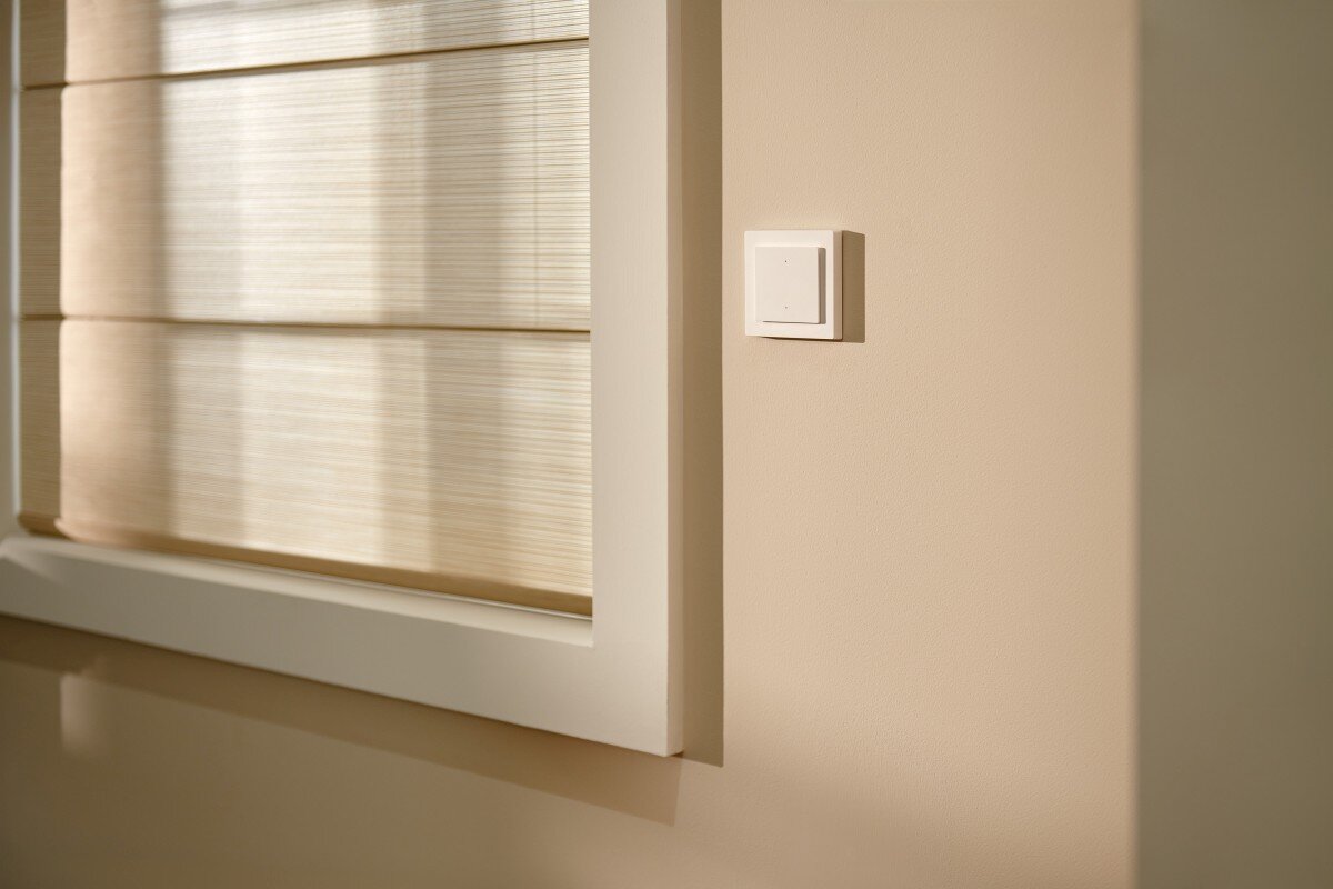 Inteligentny przełącznik AQARA Light Switch H2 EU WS-K07D, kompatybilność, monitorowanie, Przełącznik zamontowany do ściany przy oknie w mieszkaniu