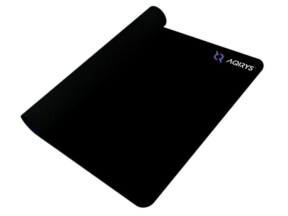 Podkładka AQIRYS Singularity Antypoślizgowa guma na spodzie nie przesuwa się - podkładka w połowie zwinięta na białym tle