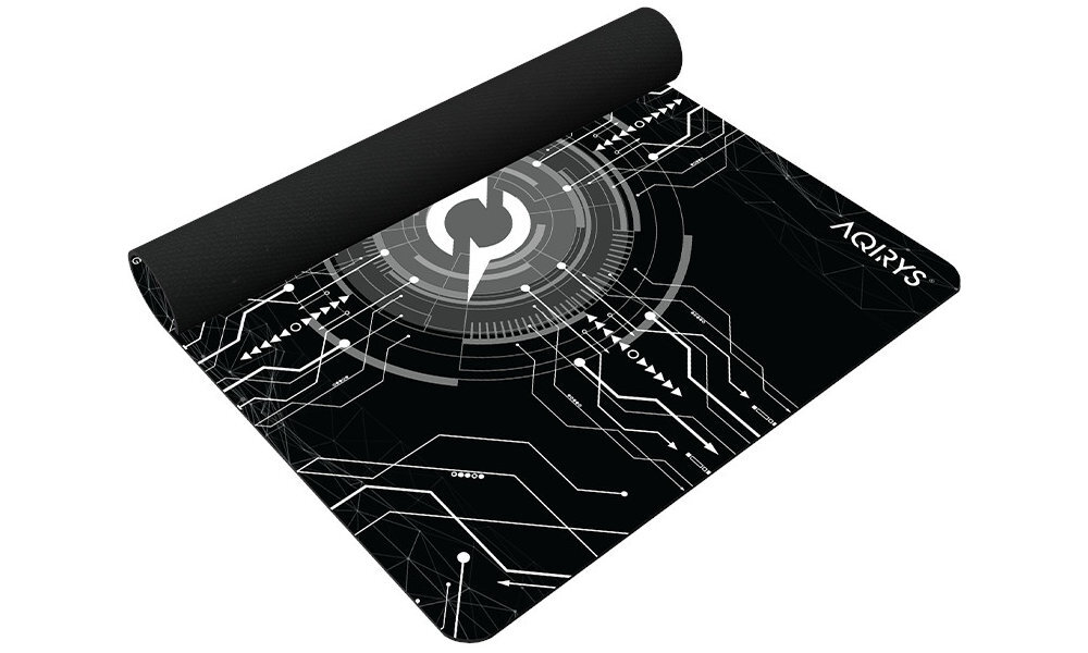 Podkładka AQIRYS Gruis Antypoślizgowa guma na spodzie nie przesuwa się - podkładka w połowie zwinięta na białym tle