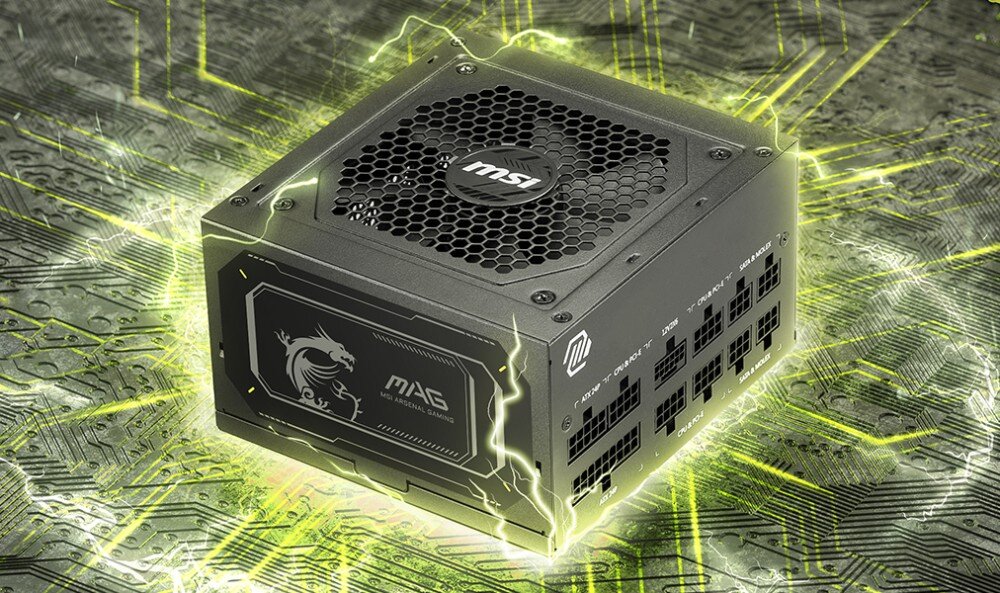 Zasilacz MSI MAG A850GL II Zasilacz z widocznym wentylatorem i oznaczeniem 'MAG A850GL PCIE5', ustawiony na tle z motywem płyty głównej z zielonymi liniami, opis