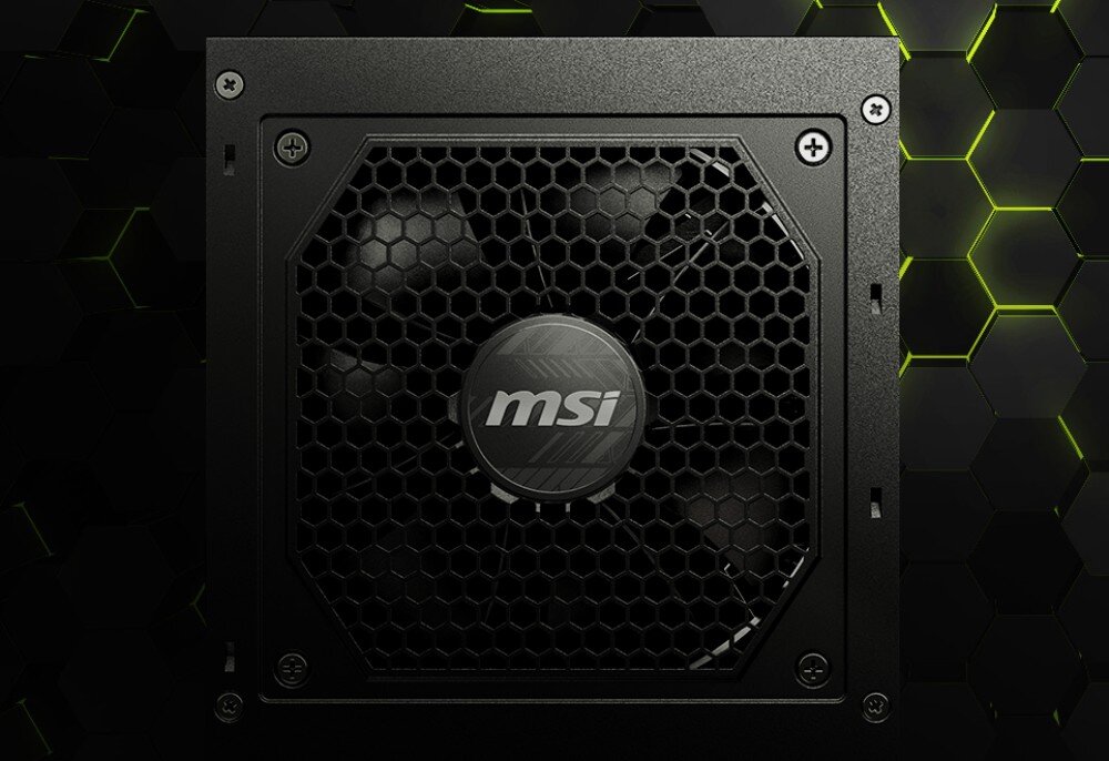 Zasilacz MSI MAG A850GL II Widok z góry na wentylator z logo 'msi' umieszczony w kratce z sześciokątnymi otworami, w tle wzór czarno-zielonych heksagonów, moc, przeznaczenie, cechy, zalety