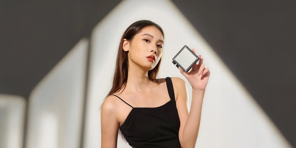 Lampa LED Ulanzi LE20 modelka trzyma w ręce