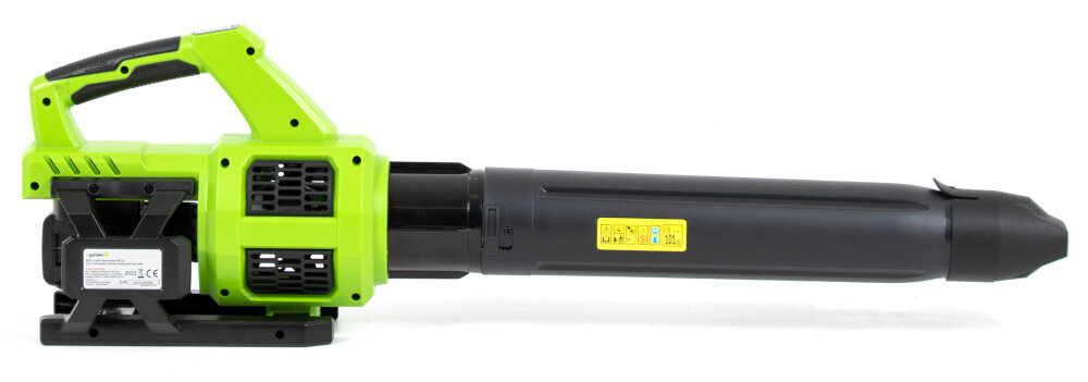 Dmuchawa do liści akumulatorowa 4GARDEN (bez akumulatora) AD261 dmuchawa na białym tle widoczna z boku silnik szczotkowy o wysokiej wydajności prędkość wydmuchu do 288 km/h wydajność na poziomie około 2,08 m³/min trwałość długotrwała eksploatacja