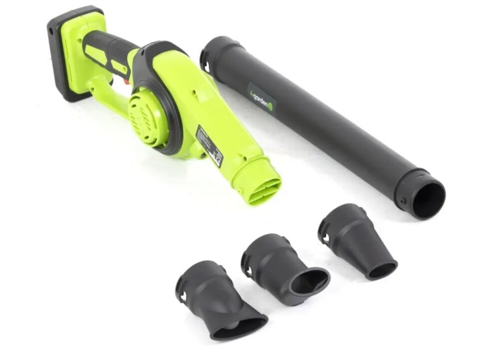 Dmuchawa do liści akumulatorowa 4GARDEN (bez akumulatora) AD261 dmuchawa na białym tle obok leżą dysze i rura trzy rodzaje dysz okrągła płaska i wygięta dopasować strumień powietrza do konkretnego zadania dysza okrągła płaska wygięta zestaw 3 dysz zwiększa funkcjonalność