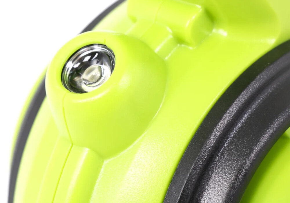 Dmuchawa do liści akumulatorowa 4GARDEN (bez akumulatora) AD261 zbliżenie na lampkę wydajna lampka LED ułatwia pracę przy ograniczonym świetle użytkownik dokładnie widzi liście kurz i drobne zanieczyszczenia skuteczność sprzątania praca bezpieczniejsza precyzyjniejsza i mniej męcząca