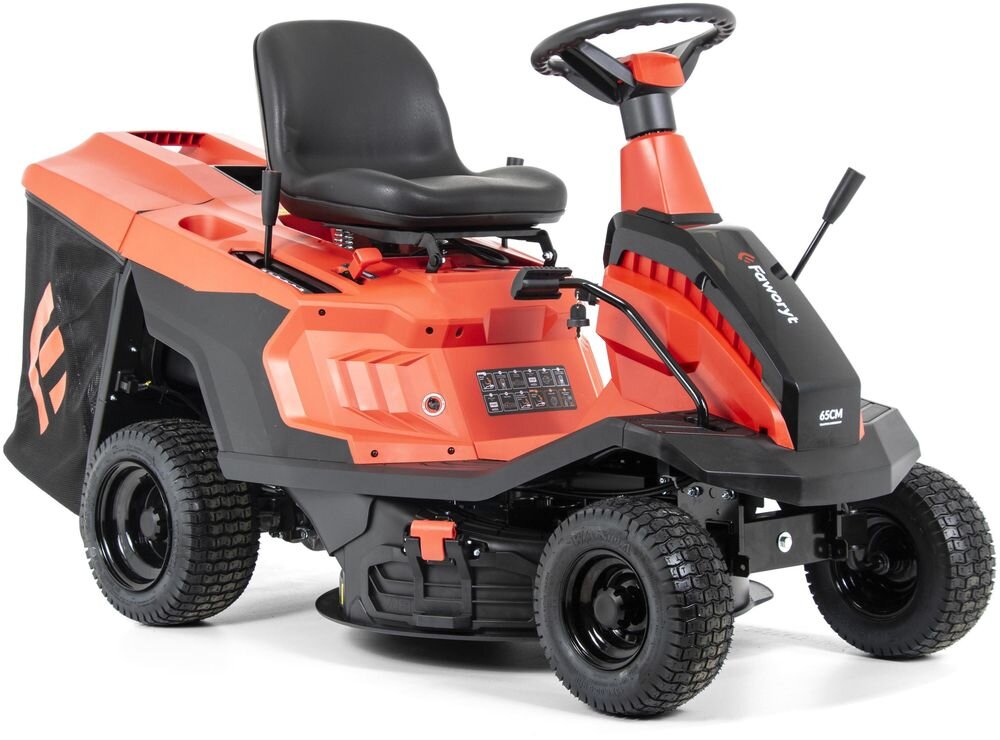 Traktor ogrodowy FAWORYT Rider TR66 ML, silnik, rozruch, paliwo, zasilanie, Mężczyzna koszący trawnik tuż przy ozdobnej rabacie kwiatowej na planie koła.