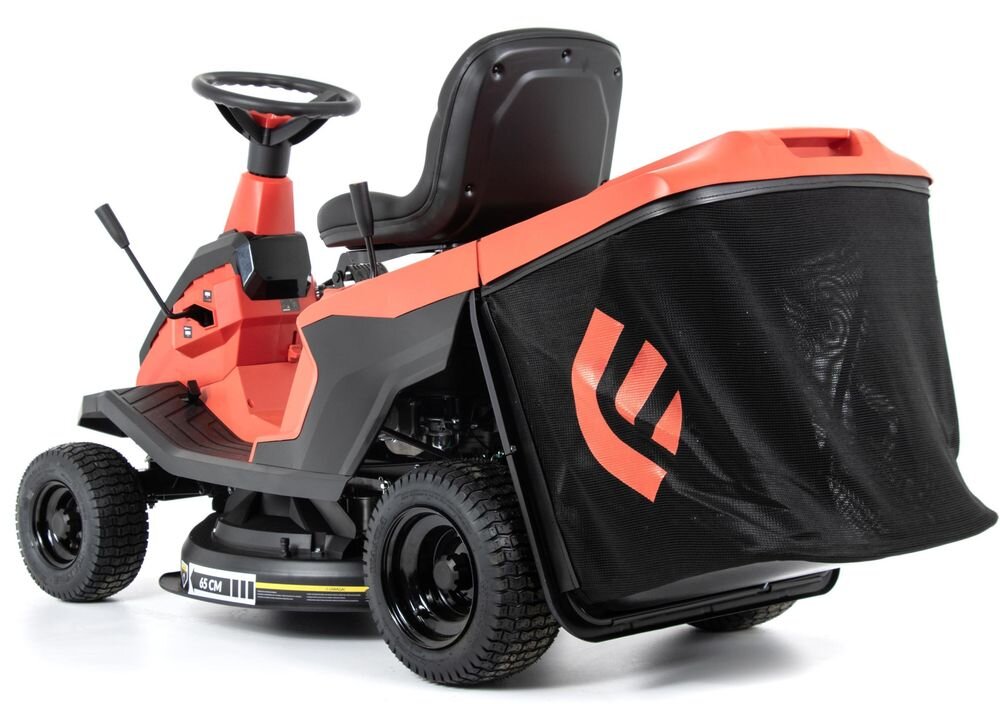 Traktor ogrodowy FAWORYT Rider TR66 ML, kosz, mulczowanie, wyrzut, zbiornik, Traktorek kosiarka Faworyt stojący na świeżo skoszonym trawniku przy domu.