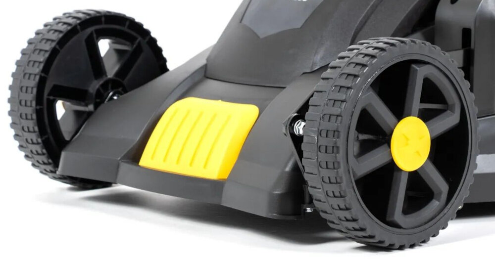 Kosiarka elektryczna LIDER PLUS GTK1400 1400W 340mm zbliżenie na przednie koła łożyska ślizgowe płynne prowadzenie odporne na kurz i zanieczyszczenia przednie koła o średnicy 17 cm tylne o średnicy 20 cm stabilność ułatwiają manewrowanie