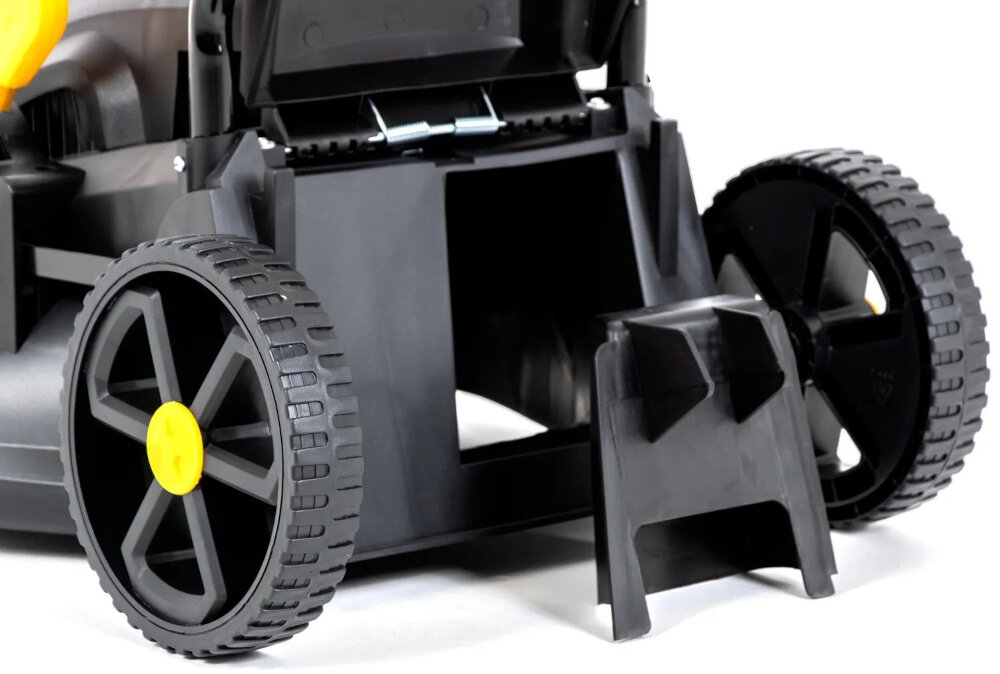 Kosiarka elektryczna LIDER PLUS GTK1400 1400W 340mm zbliżenie na tył kosiarki widoczna zaślepka do mielenia klasyczne koszenie do kosza funkcja mielenia w zestawie tylna zaślepka mieląca naturalny nawóz wspiera zdrowy rozwój trawnika ogranicza konieczność sprzątania