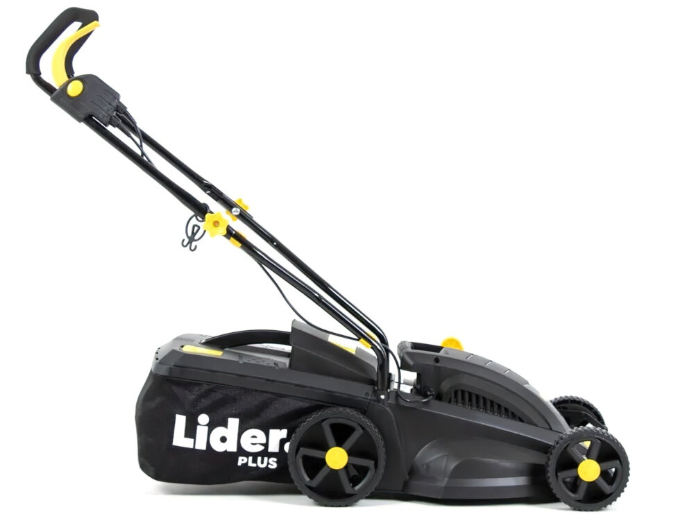 Kosiarka elektryczna LIDER PLUS GTK1400 1400W 340mm kosiarka na białym tle widoczna z boku stopień ochrony IP24 zabezpieczenie przed pyłem i wodą rozpryskiwaną z różnych kierunków radzi sobie z wilgocią występującą na trawie odporne na lekkie opady deszczu trwałość bezpieczne użytkowanie kosiarki